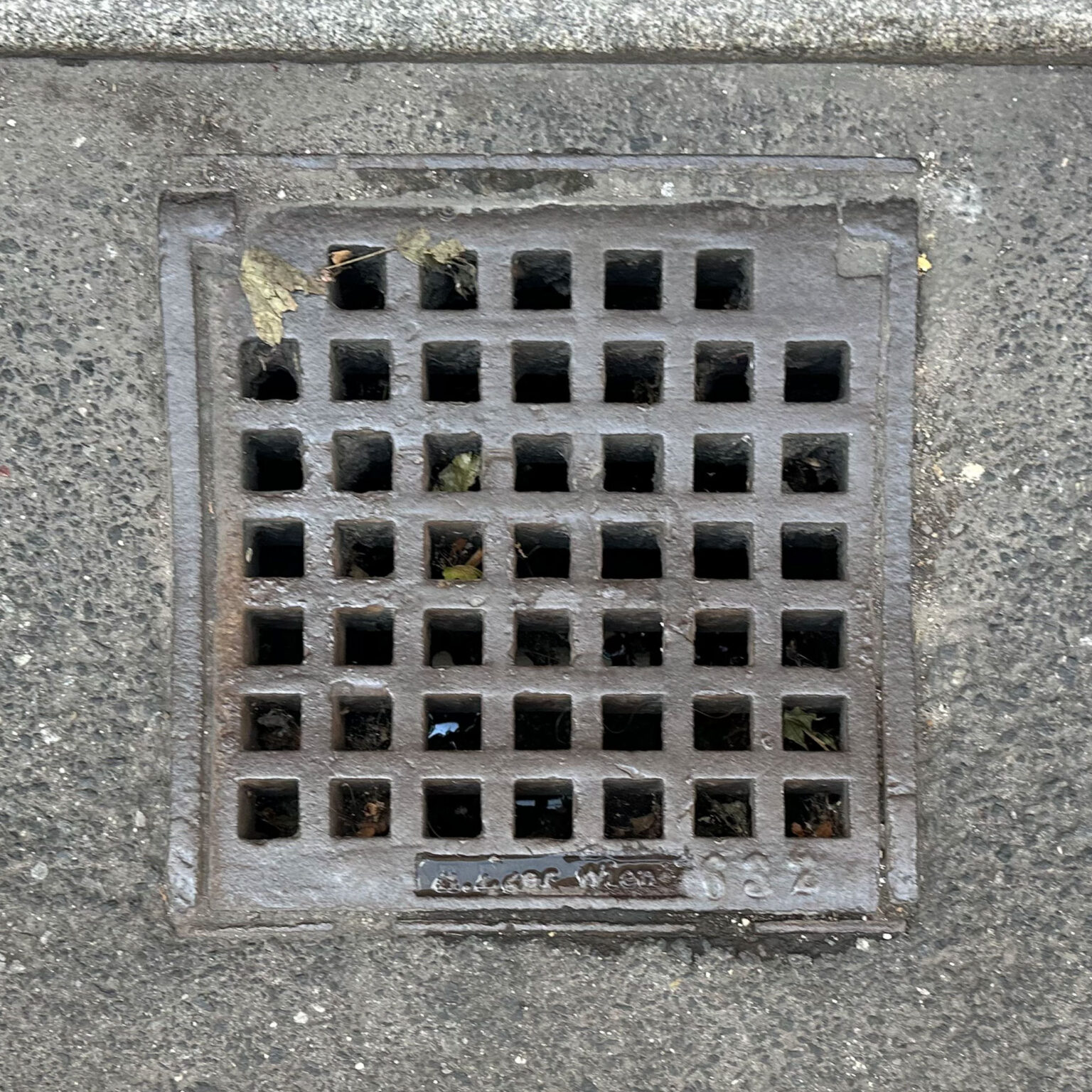 Deckel XXXX-26
1140, Penzing – Unbekannt – H. Eger Wien